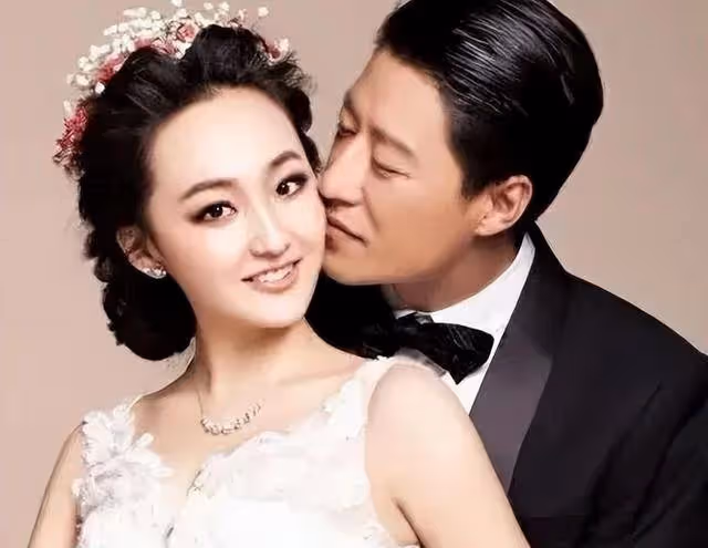 兩人因戲生情,婚後6年生3胎,丈夫片約不斷,稱為「螢幕硬漢」