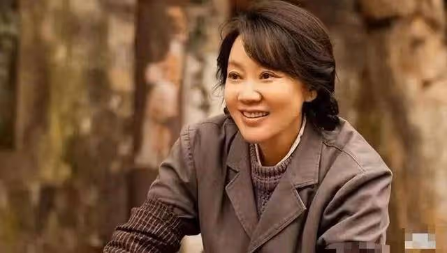 劇里窩囊關劇外啥事!53歲閆妮不裝了離婚後多次「老牛吃嫩草」