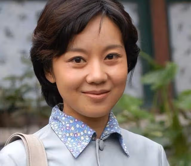 劇里窩囊關劇外啥事!53歲閆妮不裝了離婚後多次「老牛吃嫩草」
