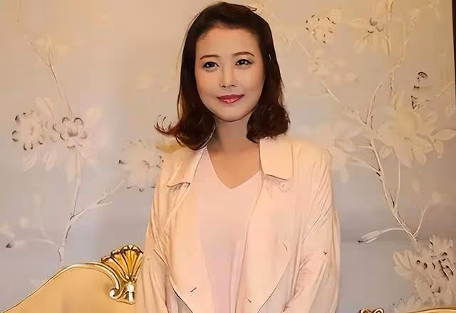 離世不到一年,豪宅破敗被掛急售,周海媚完美詮釋了「人走茶涼」