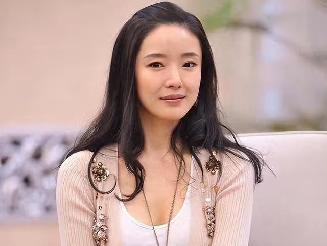 她被張藝謀力捧,卻與富豪捲款61億逃亡國外,永不回國!現在如何