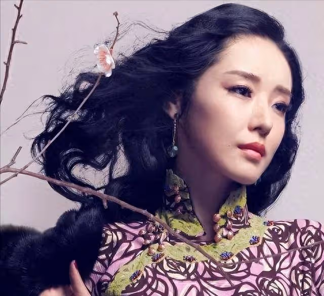 她被張藝謀力捧,卻與富豪捲款61億逃亡國外,永不回國!現在如何