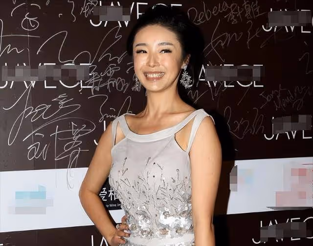 她被張藝謀力捧,卻與富豪捲款61億逃亡國外,永不回國!現在如何