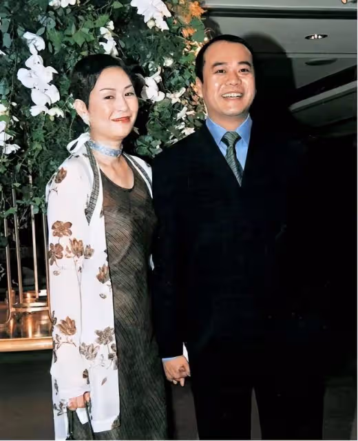 歐陽震華百億老婆近照曝光,暴瘦引發擔憂,再次引網民集體回憶
