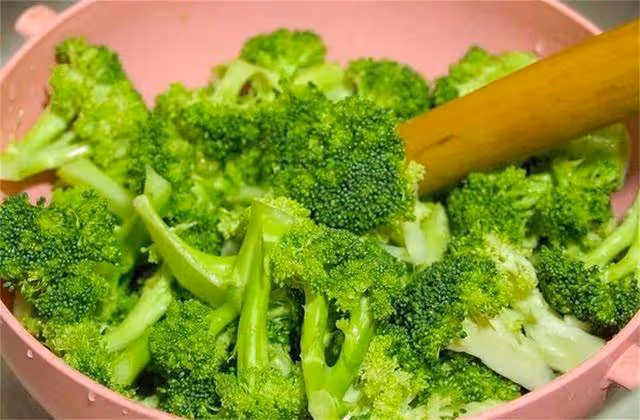 西蘭花想炒的好吃,就怕直接炒和焯水,教你一招,營養一點不流失