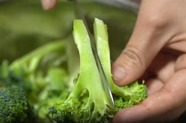西蘭花想炒的好吃,就怕直接炒和焯水,教你一招,營養一點不流失