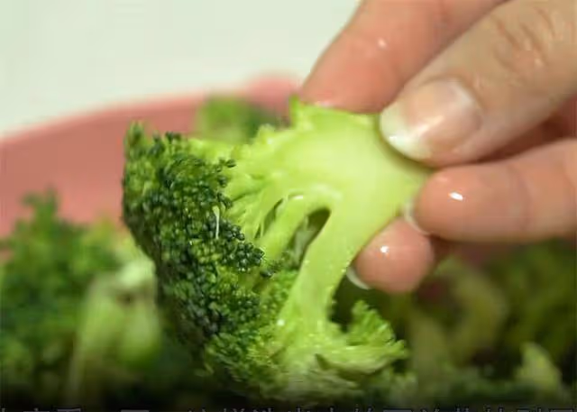 西蘭花想炒的好吃,就怕直接炒和焯水,教你一招,營養一點不流失