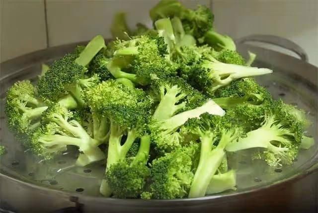 西蘭花想炒的好吃,就怕直接炒和焯水,教你一招,營養一點不流失
