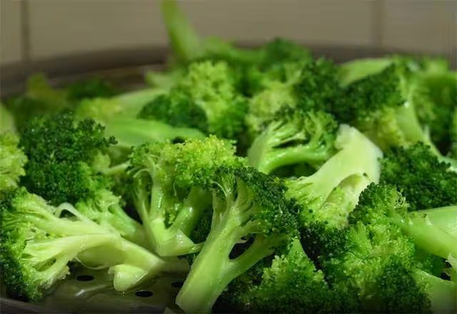 西蘭花想炒的好吃,就怕直接炒和焯水,教你一招,營養一點不流失