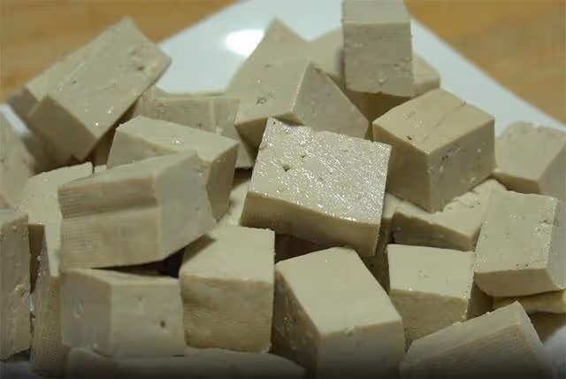 香菇不要當配菜了,加一塊豆腐簡單一做,湯汁濃郁口感嫩,真下飯