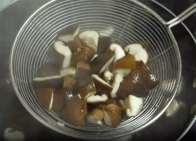 香菇不要當配菜了,加一塊豆腐簡單一做,湯汁濃郁口感嫩,真下飯