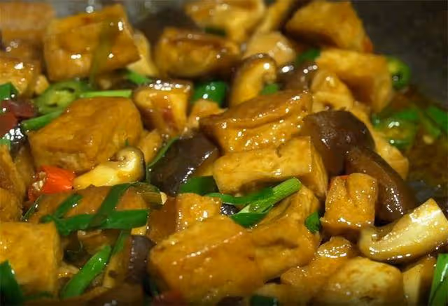 香菇不要當配菜了,加一塊豆腐簡單一做,湯汁濃郁口感嫩,真下飯