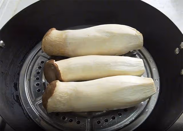 3根杏鮑菇鍋里一蒸,不燉不炒不刀切,上桌就是下飯菜,開胃解膩