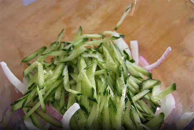 3根杏鮑菇鍋里一蒸,不燉不炒不刀切,上桌就是下飯菜,開胃解膩