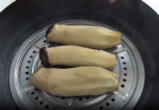 3根杏鮑菇鍋里一蒸,不燉不炒不刀切,上桌就是下飯菜,開胃解膩