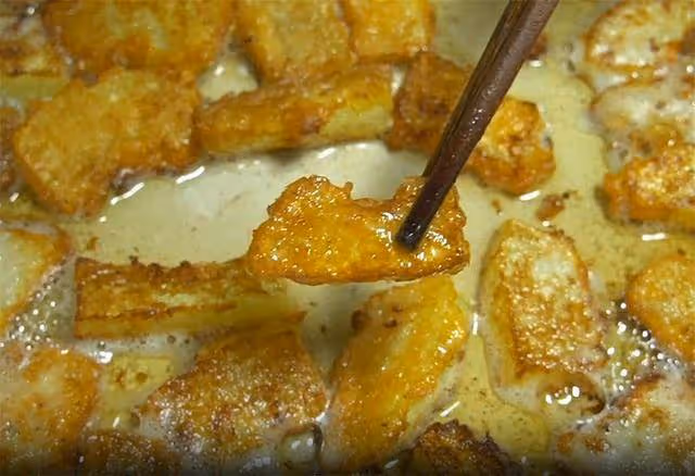 冬瓜別燒湯了,加入2勺澱粉,咬一口像吃肉,香辣過癮,真解饞