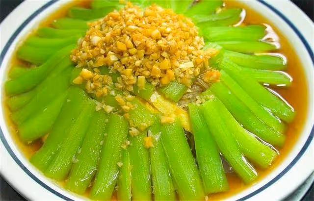 秋天我家常吃絲瓜,不炒不燒湯,口感滑嫩,蒜香濃郁,上桌就光碟