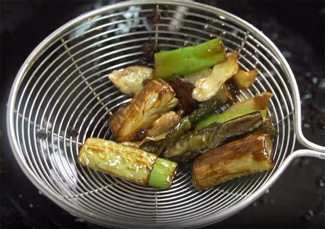 秋天我家常吃絲瓜,不炒不燒湯,口感滑嫩,蒜香濃郁,上桌就光碟