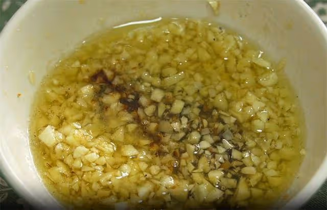 秋天我家常吃絲瓜,不炒不燒湯,口感滑嫩,蒜香濃郁,上桌就光碟