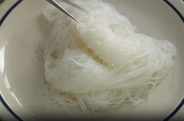 秋天我家常吃絲瓜,不炒不燒湯,口感滑嫩,蒜香濃郁,上桌就光碟