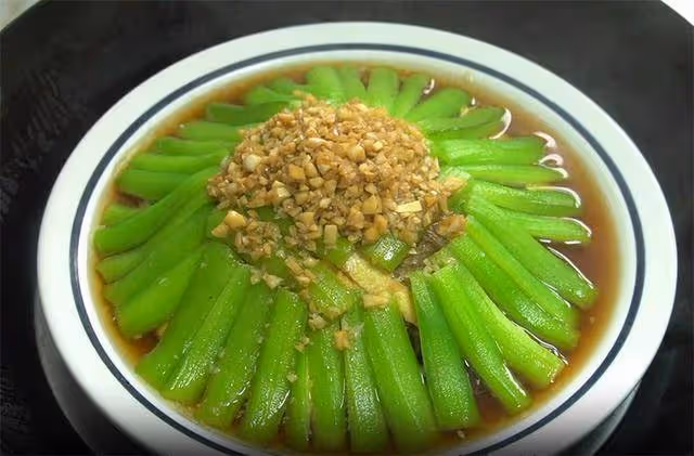 秋天我家常吃絲瓜,不炒不燒湯,口感滑嫩,蒜香濃郁,上桌就光碟