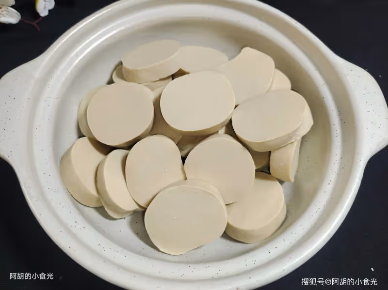 天冷少吃豬肉多吃它,素菜中的硬菜!隨手燜一鍋,軟嫩爆汁高蛋白、回味無窮
