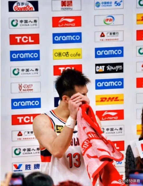 回家!郭艾倫抵達瀋陽大批遼寧球迷迎接,艾倫:你們多少有點退步了!