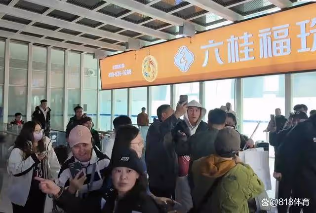 回家!郭艾倫抵達瀋陽大批遼寧球迷迎接,艾倫:你們多少有點退步了!