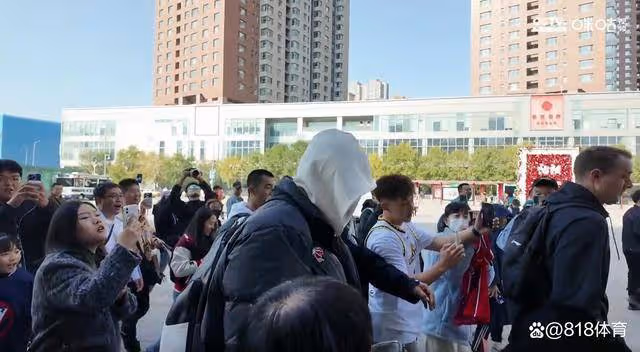 回家!郭艾倫抵達瀋陽大批遼寧球迷迎接,艾倫:你們多少有點退步了!
