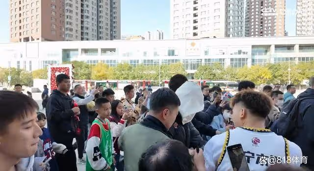 回家!郭艾倫抵達瀋陽大批遼寧球迷迎接,艾倫:你們多少有點退步了!