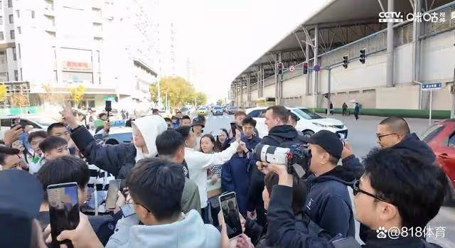 回家!郭艾倫抵達瀋陽大批遼寧球迷迎接,艾倫:你們多少有點退步了!