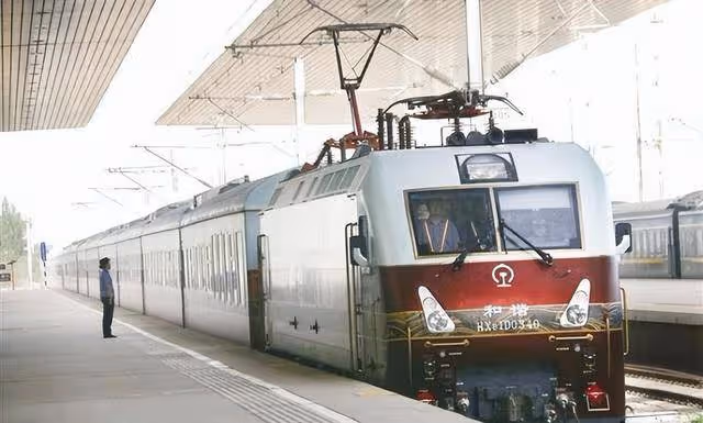 網紅夫婦花18萬坐火車去旅遊,看呆了網友:貧窮限制了我的想像!