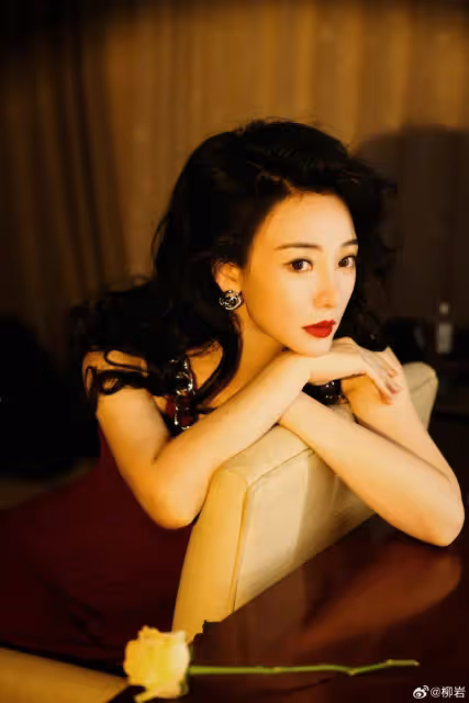 柳岩穿弔帶紅裙露出事業線!她成熟嫵媚魔鬼身材性感火辣