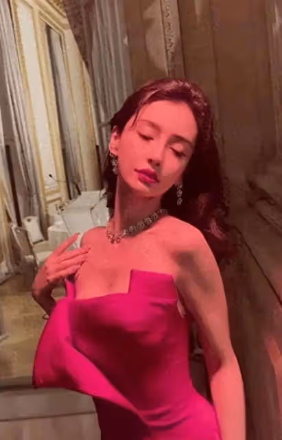 35歲楊穎現身車展變車模性感撩人!傳說她要演大尺度戲