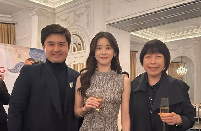 31歲章澤天面相變了,撞臉劉亦菲媽媽,穿衣社交越來越「鄧文迪」
