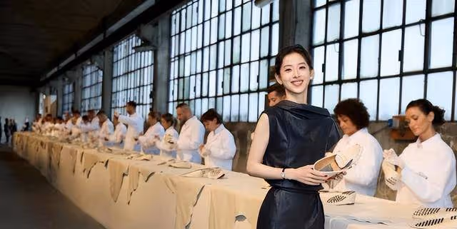 31歲章澤天面相變了,撞臉劉亦菲媽媽,穿衣社交越來越「鄧文迪」