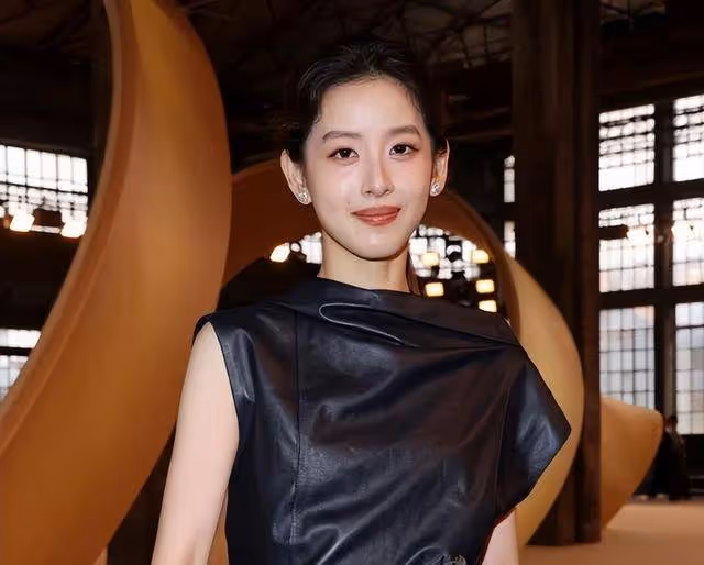31歲章澤天面相變了,撞臉劉亦菲媽媽,穿衣社交越來越「鄧文迪」