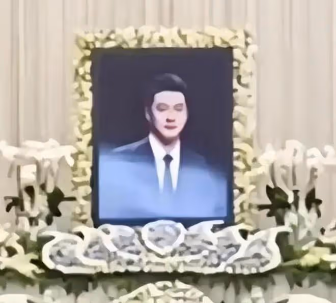 顧國寧葬禮由第二任妻子操辦,靈堂遺照很帥氣,12歲兒子送別父親