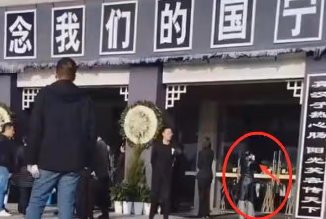 顧國寧葬禮由第二任妻子操辦,靈堂遺照很帥氣,12歲兒子送別父親
