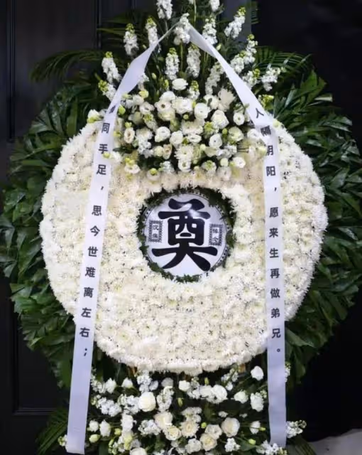 顧國寧葬禮由第二任妻子操辦,靈堂遺照很帥氣,12歲兒子送別父親