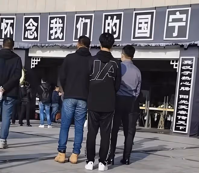 顧國寧葬禮由第二任妻子操辦,靈堂遺照很帥氣,12歲兒子送別父親