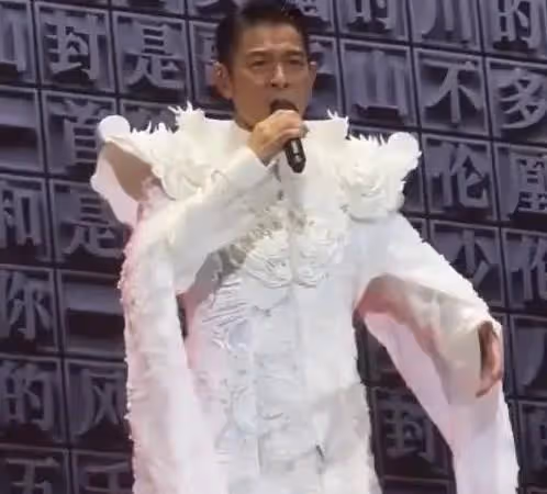 劉德華不懼台媒威脅,台北獻唱《中國人》,穿傳統漢服獲得支持
