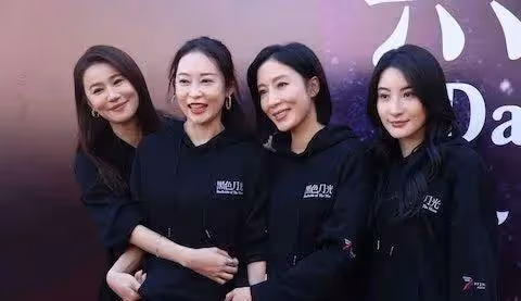 TVB花旦現身內地與粉絲親切合影,刻意遮肚孕味甚濃,網友:應該不止三個月