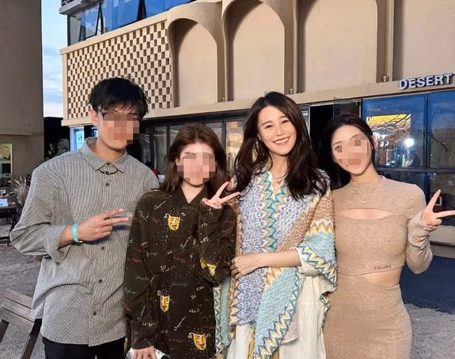 TVB花旦現身內地與粉絲親切合影,刻意遮肚孕味甚濃,網友:應該不止三個月