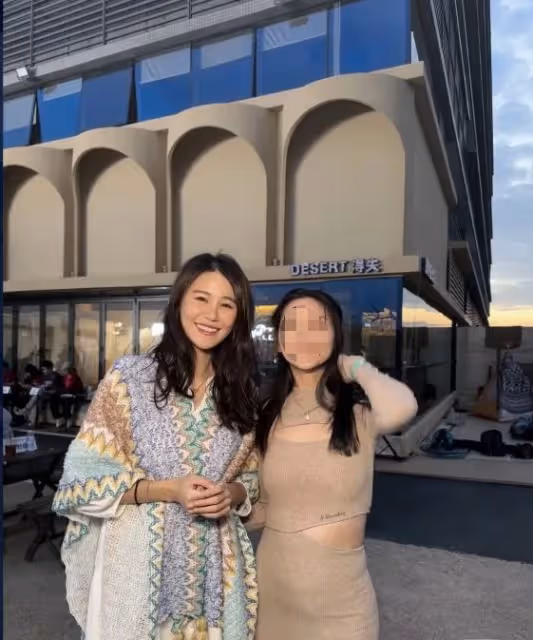 TVB花旦現身內地與粉絲親切合影,刻意遮肚孕味甚濃,網友:應該不止三個月