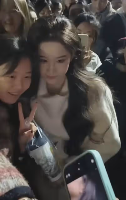 女大學生長相很像劉亦菲,校內引來同學觀看拍照,顏值氣質很驚艷