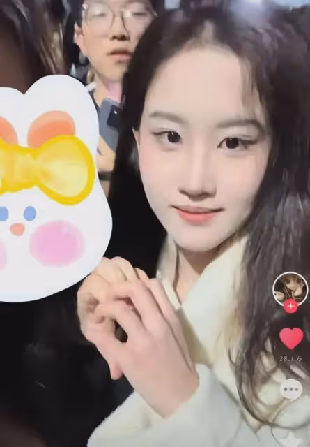 女大學生長相很像劉亦菲,校內引來同學觀看拍照,顏值氣質很驚艷