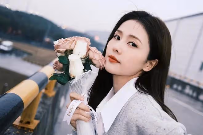 白鹿泰國女星合照曝光,趙露思妝容風格成對比焦點,網友各抒己見