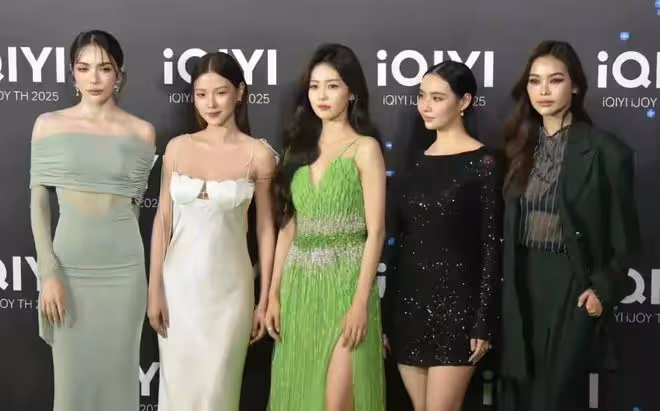 白鹿泰國女星合照曝光,趙露思妝容風格成對比焦點,網友各抒己見