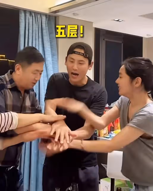 於曉光一家五口玩遊戲，秋瓷炫大方親吻公公臉頰，翁媳相處太好了